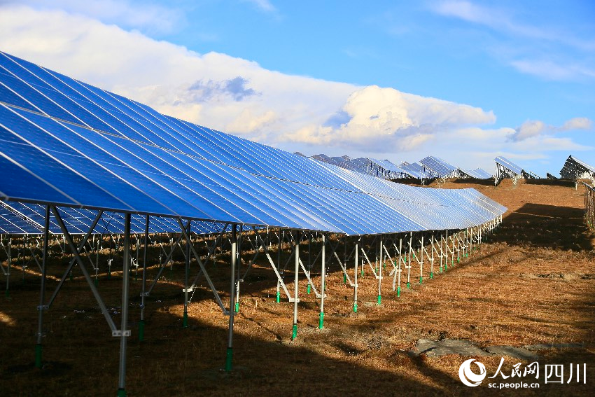 光伏基地。人民網記者 朱虹攝