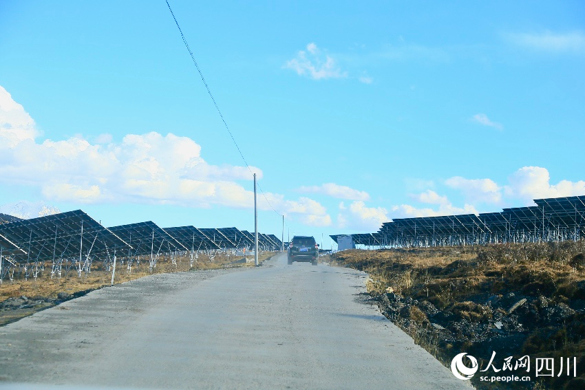 華能道孚縣亞日“1+N”項目Ⅰ標500MW光伏電站。人民網記者 朱虹攝