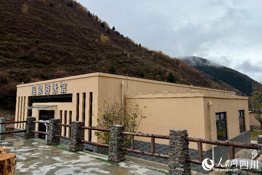 位于道孚縣鮮水鎮新江溝村的“興疆溝溫泉”酒店。人民網記者 朱虹攝