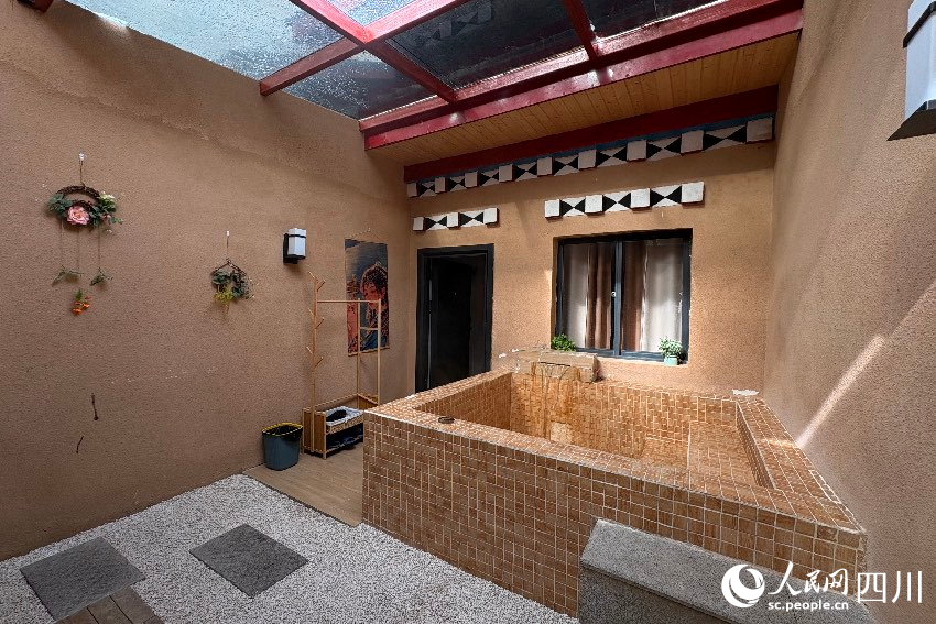 位于道孚縣鮮水鎮新江溝村的“興疆溝溫泉”酒店。人民網記者 朱虹攝