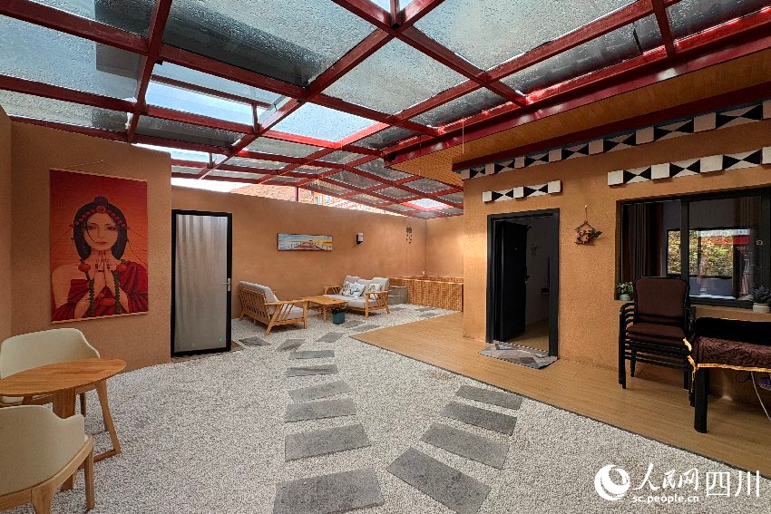 位于道孚縣鮮水鎮新江溝村的“興疆溝溫泉”酒店。人民網記者 朱虹攝