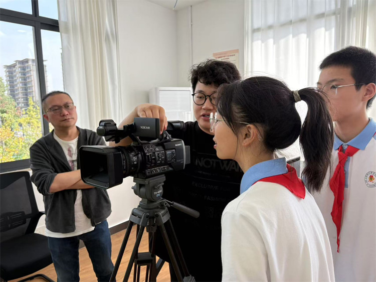 錄制完節目，進行回放。青羊區融媒體中心供圖