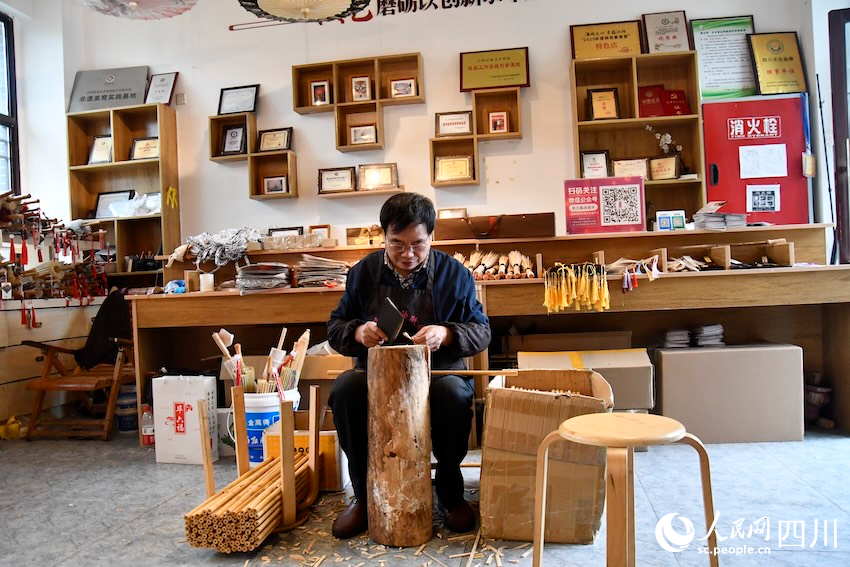 正在制作油紙傘的畢六福。人民網記者 郭瑩攝