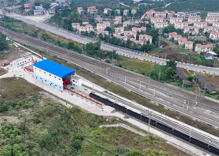 2024年11月11日，從陜西蒲石入川的首列運煤專列，?？吭谒拇ㄊ∈讉€國家級儲配煤基地廣安華鎣市高興儲配煤基地前。邱海鷹、劉南賢攝