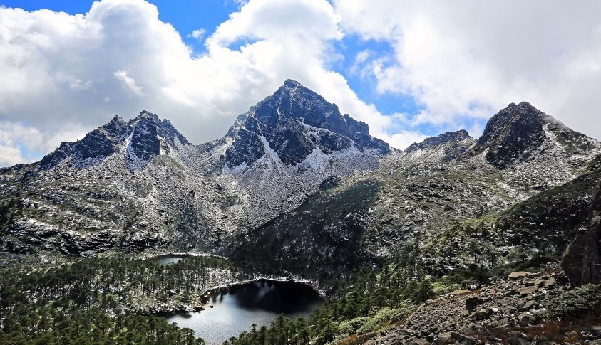 冬季的德昌：曬太陽享人文 住美宿吃美食賞美景冬日的德昌，宛如一顆璀璨的明珠，在攀西地區閃耀著獨特的光芒。當其他地方被嚴寒籠罩時，德昌卻憑借其得天獨厚的優勢，成為冬季旅游的熱門目的地。