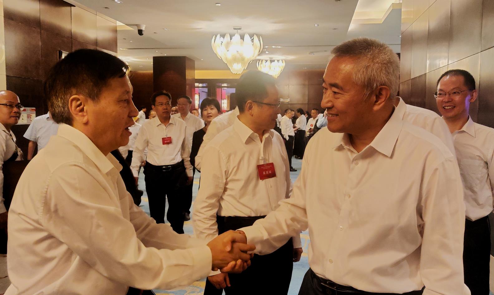 第十四屆全國政協副主席、九三學社中央常務副主席邵鴻（右）與九三學社優秀社員唐德厚（左）親切交流。受訪者供圖