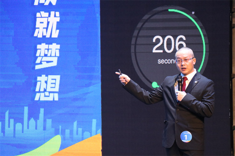 參賽選手進行現場路演。鐘媛媛供圖