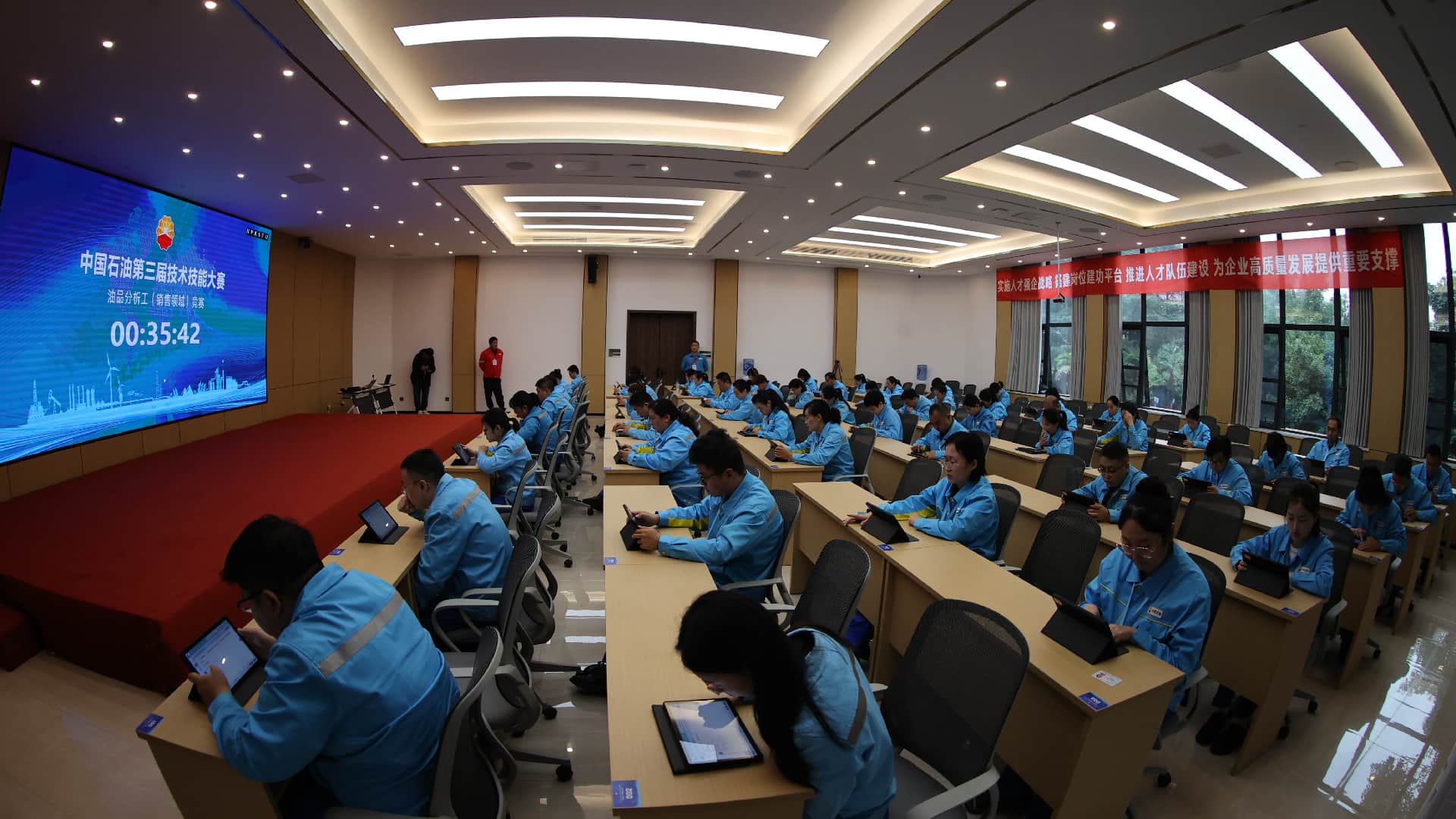 競賽現場，選手正在進行理論筆試。曾宇攝