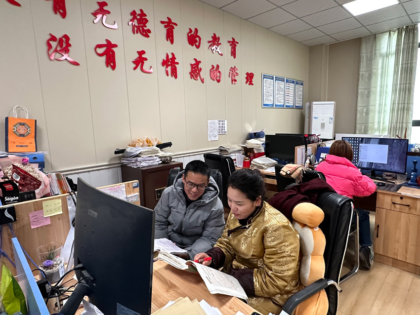 王曉榮老師和龍珍老師磨課。雅江縣中學供圖