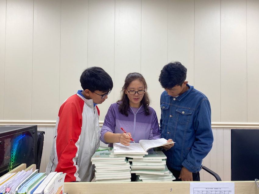 吳巧英老師和學生。雅江縣中學供圖