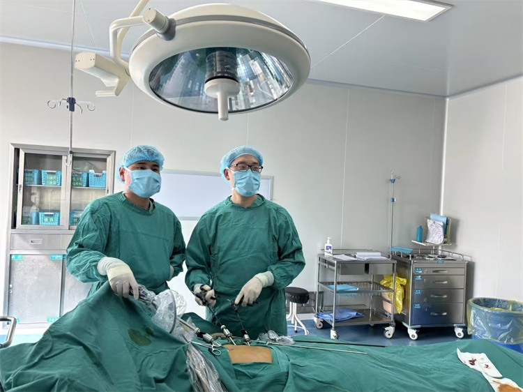 幫扶醫生在若爾蓋醫院給病人做手術。若爾蓋縣融媒體中心供圖