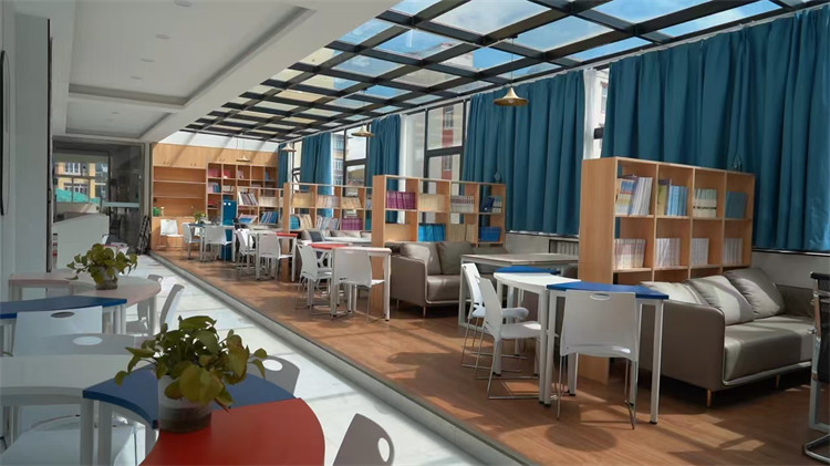 若爾蓋學校閱覽室。若爾蓋縣融媒體中心供圖