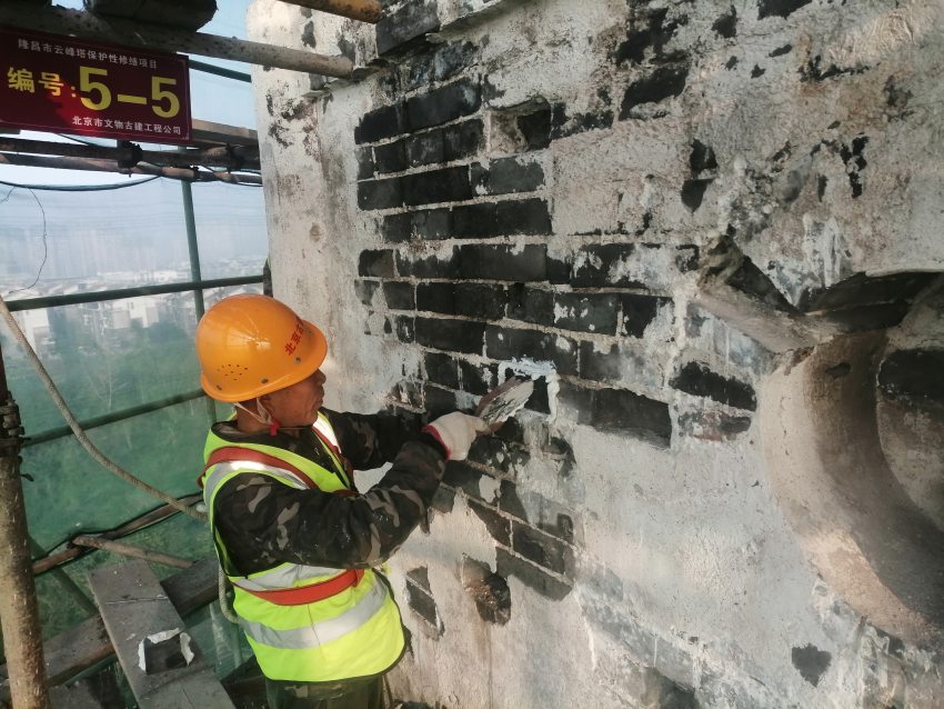 工人在修繕云峰塔。陳燁攝