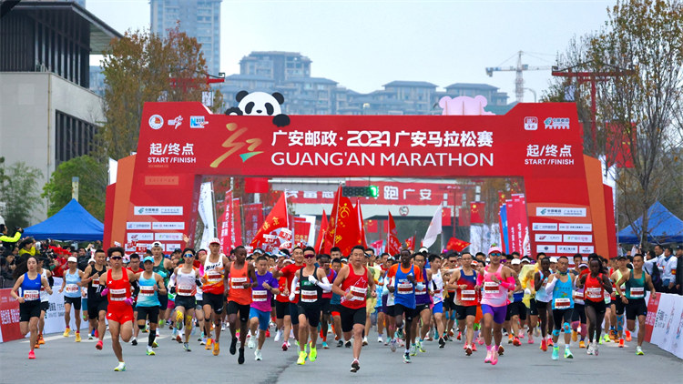 參賽選手從起跑點出發。賽事組委會供圖