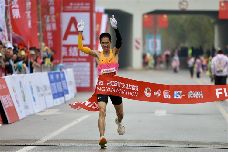 男子選手沖線瞬間。賽事組委會供圖