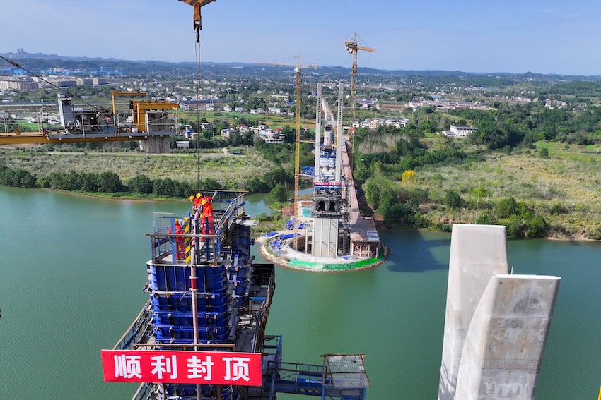 在時速350公里雙線高速鐵路矮塔混合梁斜拉橋中，南充嘉陵江特大橋的跨度居世界第一。成達萬高鐵公司供圖