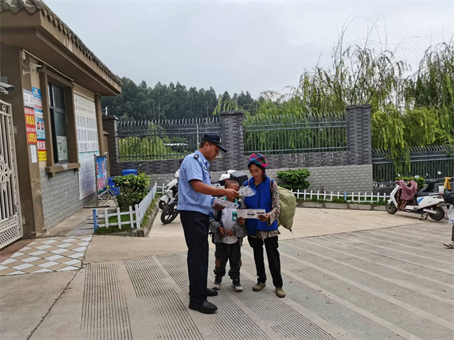 乃古依墨向當地村民宣講森林防火安全知識。涼山州公安局供圖