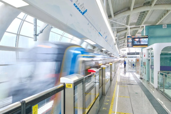 疾馳的列車。成都軌道集團供圖