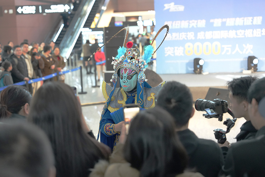 11月28日，成都天府機場、雙流機場舉行相關慶?；顒?。四川機場集團供圖