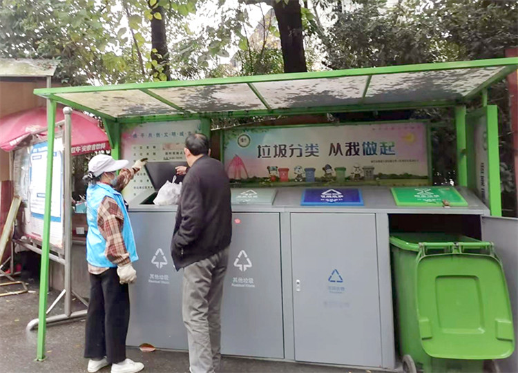 志愿者輔導市民垃圾分類。綿竹市融媒體中心供圖