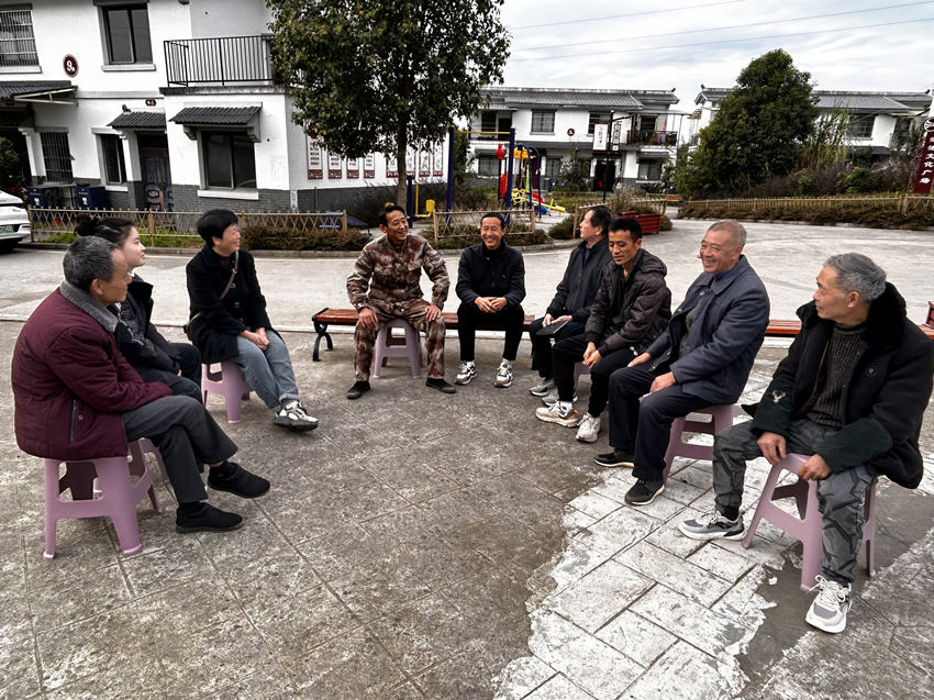 劉念和合作社成員進行交流。人民網 彭茜攝