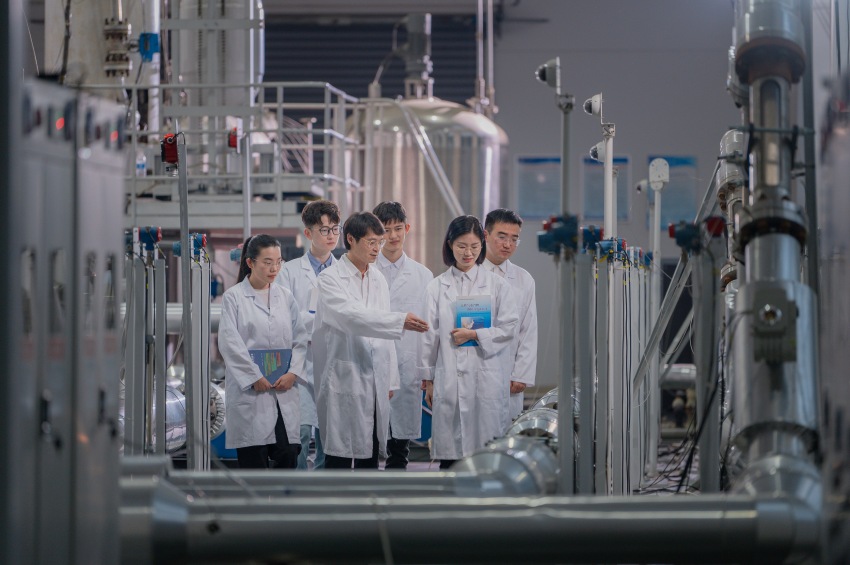 西南石油大學師生在天然氣水合物全國重點實驗室開展現場教學。四川省教育廳供圖