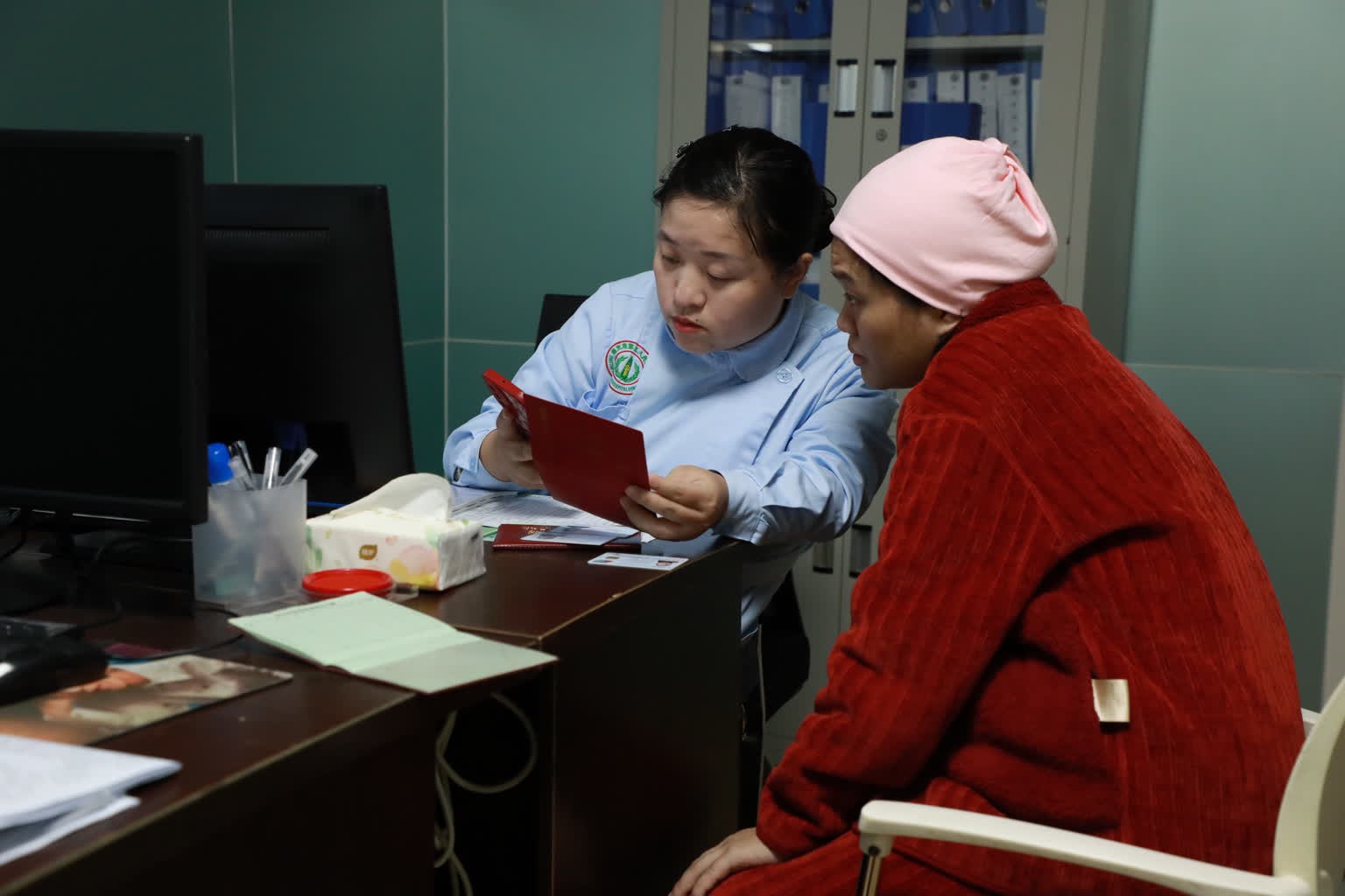 在高坪區第五人民醫院婦產科，工作人員正在協助產婦使用手機錄入信息。高坪區融媒體中心供圖