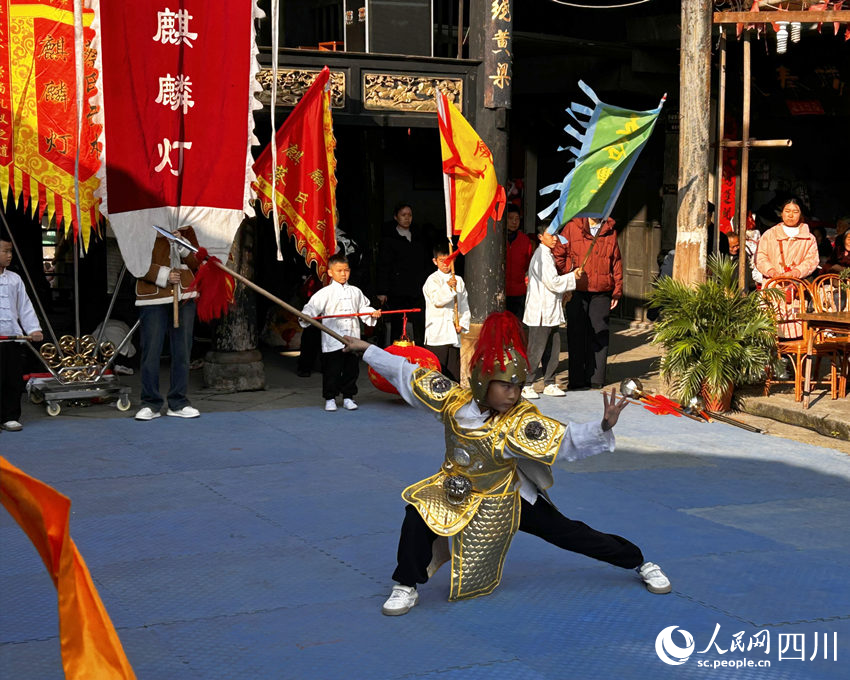 扮演將軍角色的周承恩在認真彩排。人民網 彭茜攝
