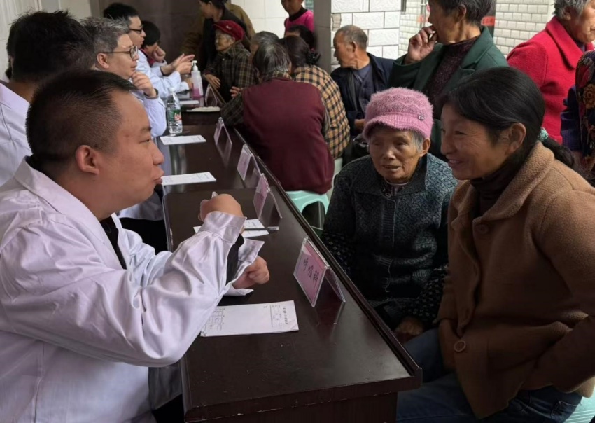 組團幫扶醫療隊深入基層開展義診活動。張從兵、楊嘯云供圖