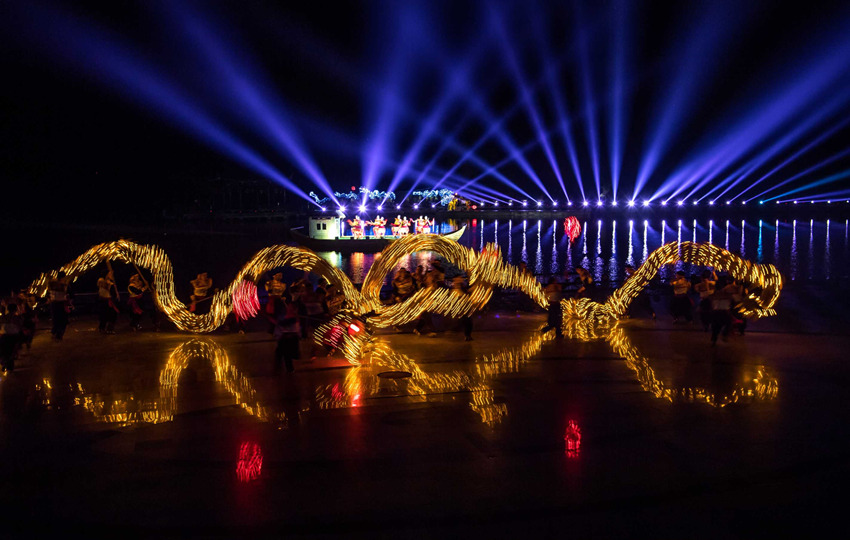 大型原生態山水實景劇《烏蒙沐歌》里的沐川草龍。高路川攝