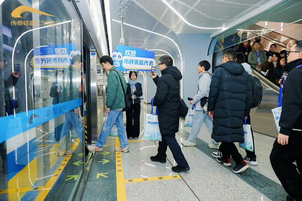 “體驗官”乘坐27號線列車。成都軌道集團供圖