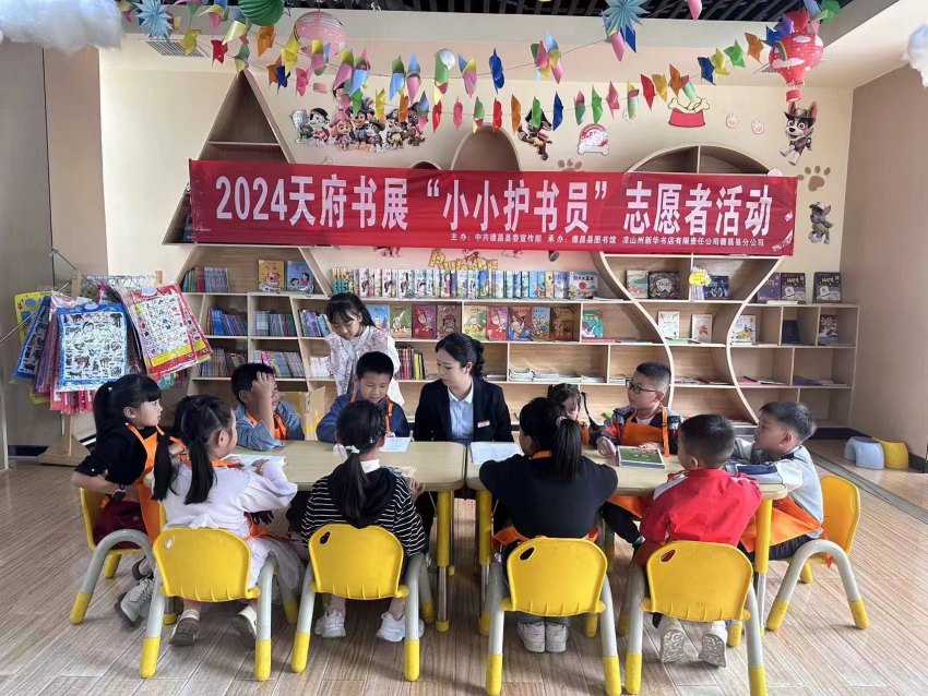 志愿者服務隊正在幼兒園開展活動。余心蕊攝