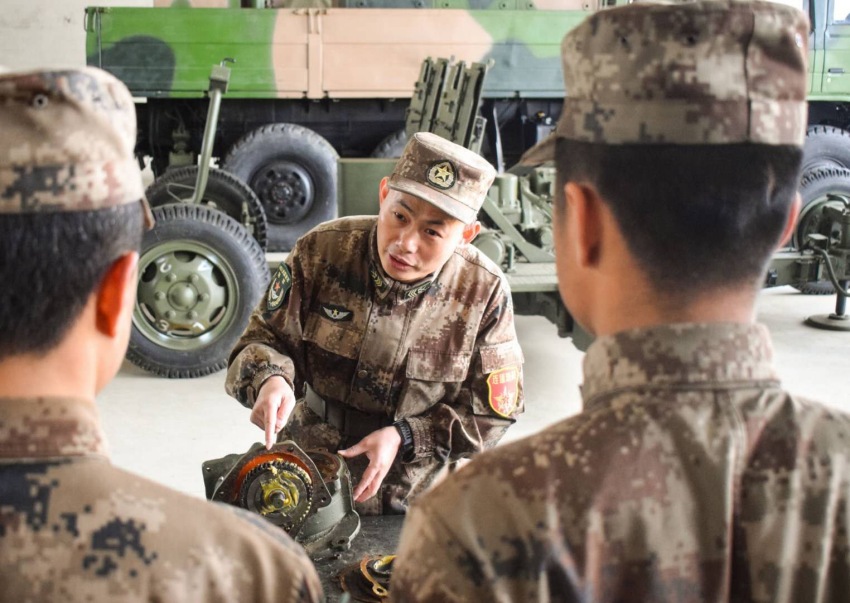 李政向新兵講授裝備維修技術。受訪者供圖