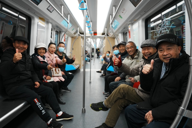 乘客乘坐地鐵新線。成都軌道集團供圖