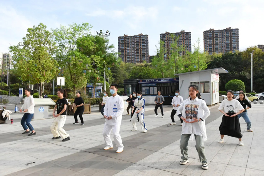 資陽群眾愛練八段錦。資陽市中醫醫院供圖