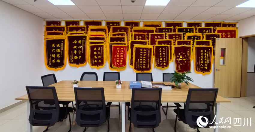 錦旗滿墻，榮譽等身。人民網記者 劉海天攝