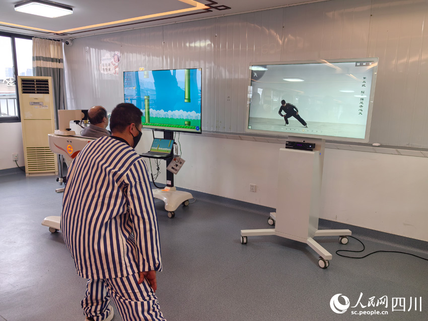 患者跟著視頻練習八段錦。人民網記者 劉海天攝