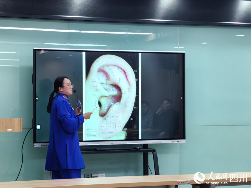 耳穴診治療法現場教學。人民網記者 劉海天攝