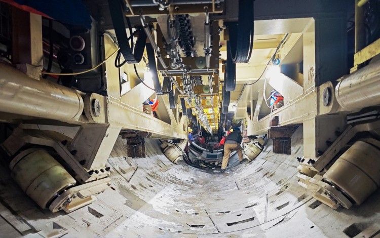 引水隧洞TBM施工內景。陶華貝供圖