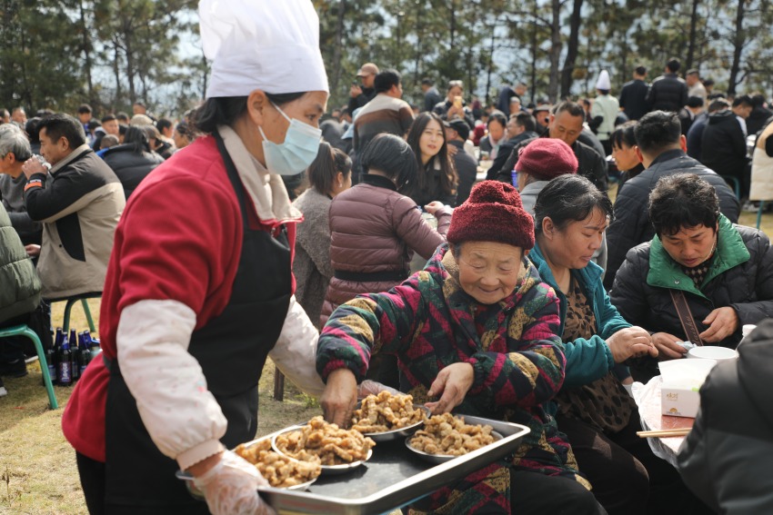 正在吃“刨湯宴”的游客和村民。德昌縣委宣傳部供圖