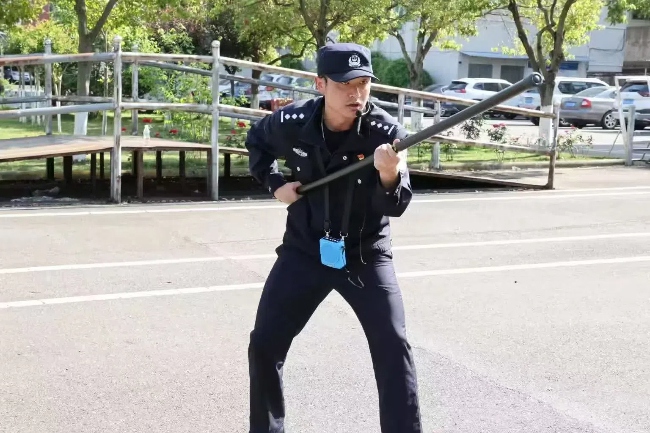 張天驥正在教授警棍使用技巧。受訪者供圖