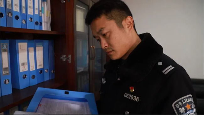 張天驥正在閱讀資料。劉世林攝