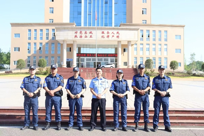 張天驥及其隊員合影。受訪者供圖