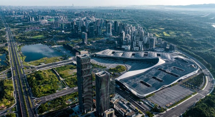 天府中央商務區漸成面向世界的商務區、成都未來城市新中心。四川天府新區融媒體中心供圖