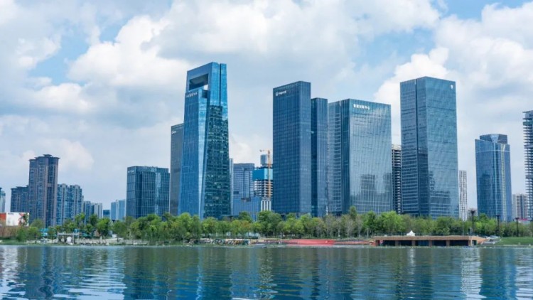 秦皇湖畔，中建、中鐵、中交齊聚。四川天府新區融媒體中心供圖