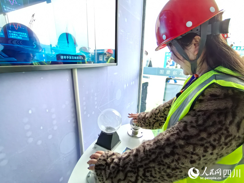 雙手摸電，難忘體驗。人民網記者 劉海天攝