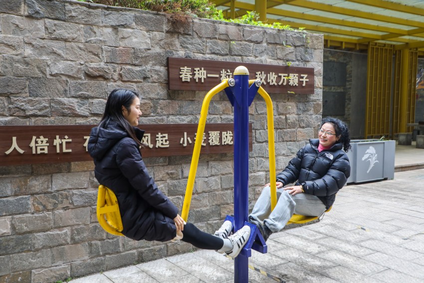 休閑娛樂的小區居民。宣漢縣委宣傳部供圖