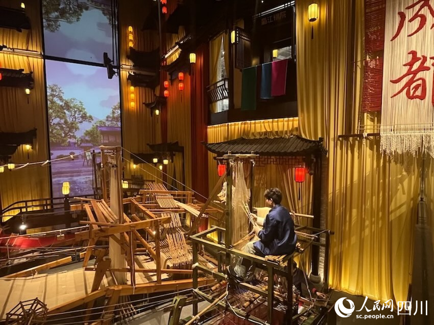 蜀錦織造技藝展示。人民網記者 郭瑩攝