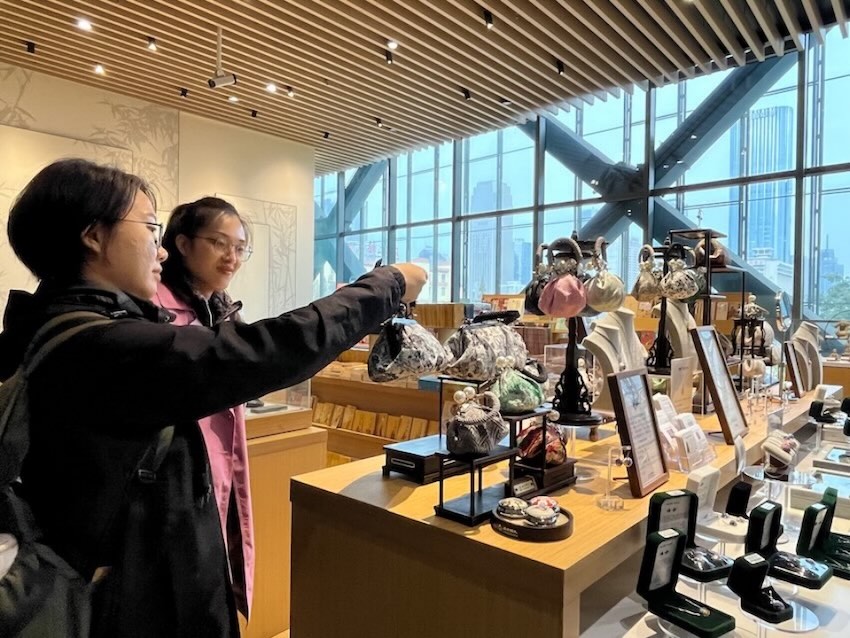 成都博物館，觀眾在蜀錦文創展臺挑選心儀的產品。人民網記者 郭瑩攝