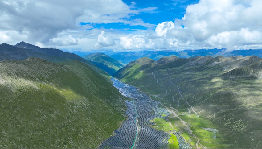 2023年12月31日，華電新能嘎斯都光伏電站項目一期并網投產。通過清潔能源項目建設，打造托底性幫扶新格局。牟柯宇攝